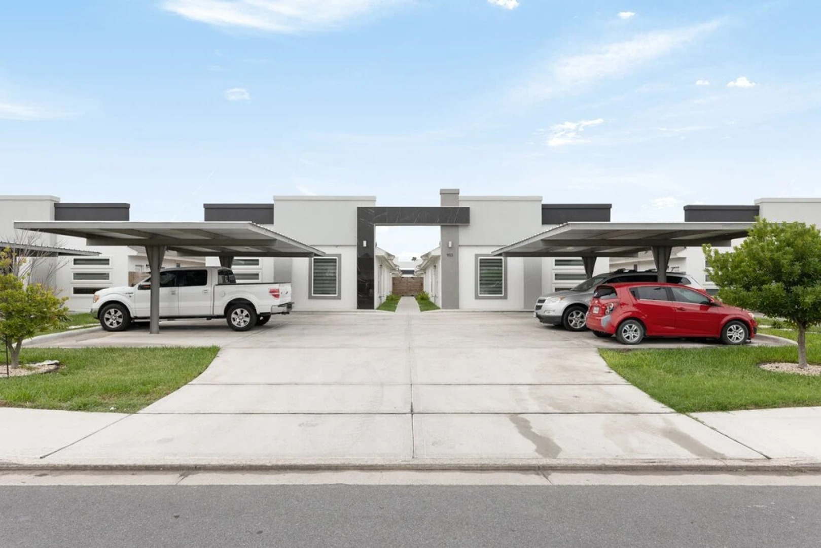 Modern Duplex with Fully Upgraded Amenities