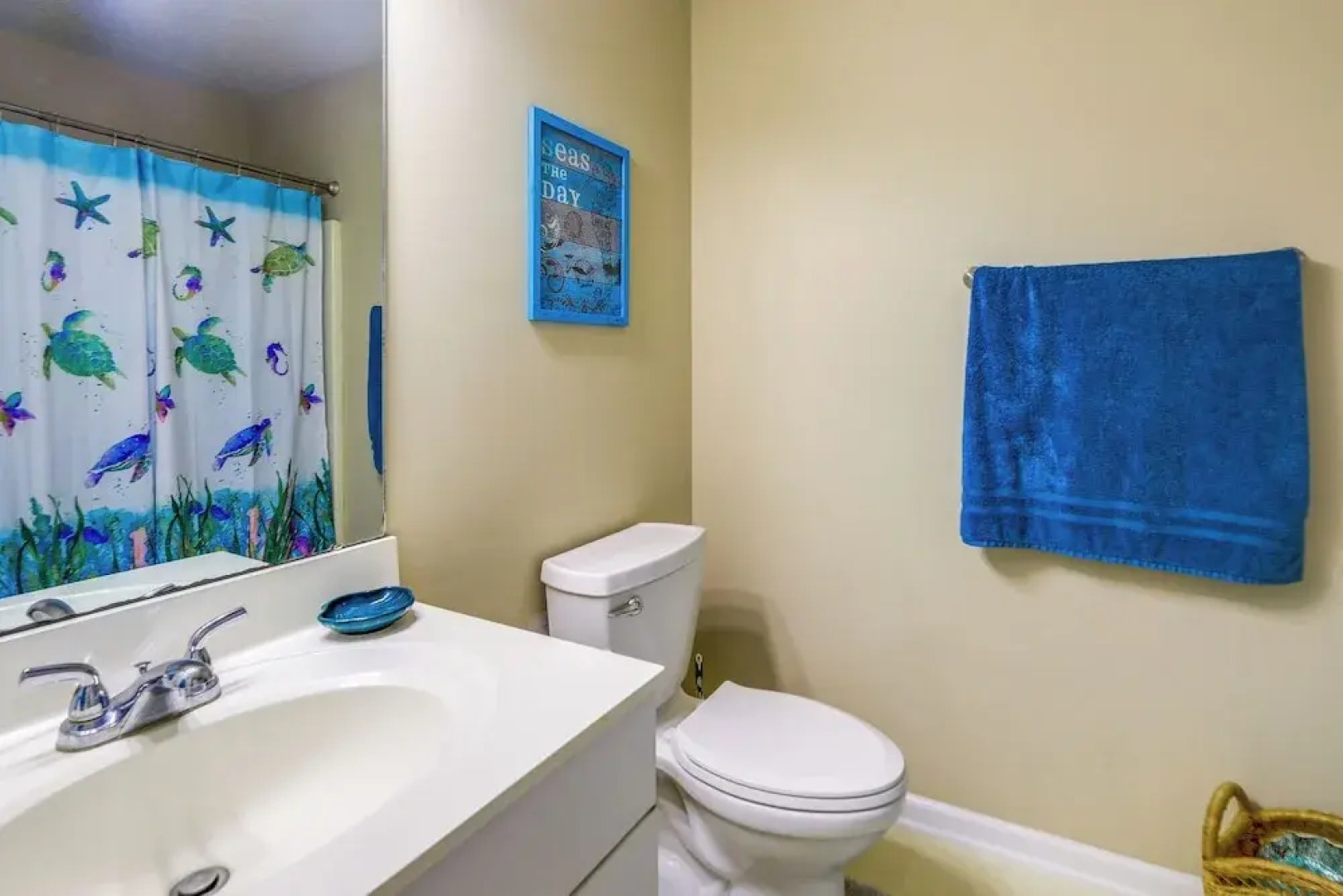 Charming Emerald Isle Escape < 1 Mi to Beach!