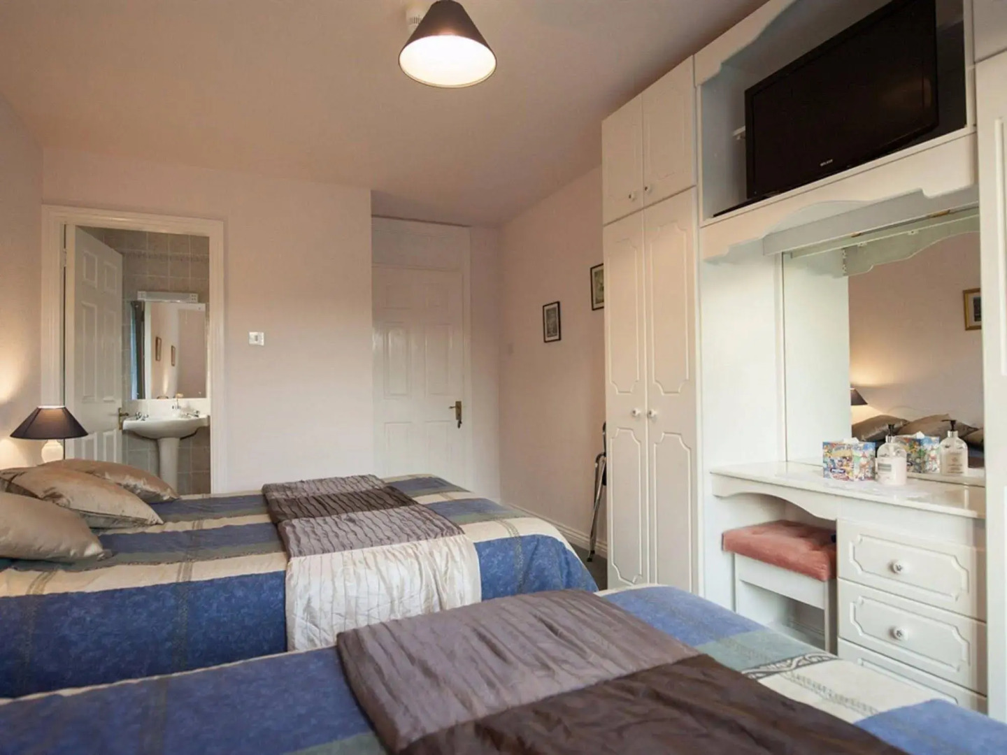 The Waterfront House Country Home