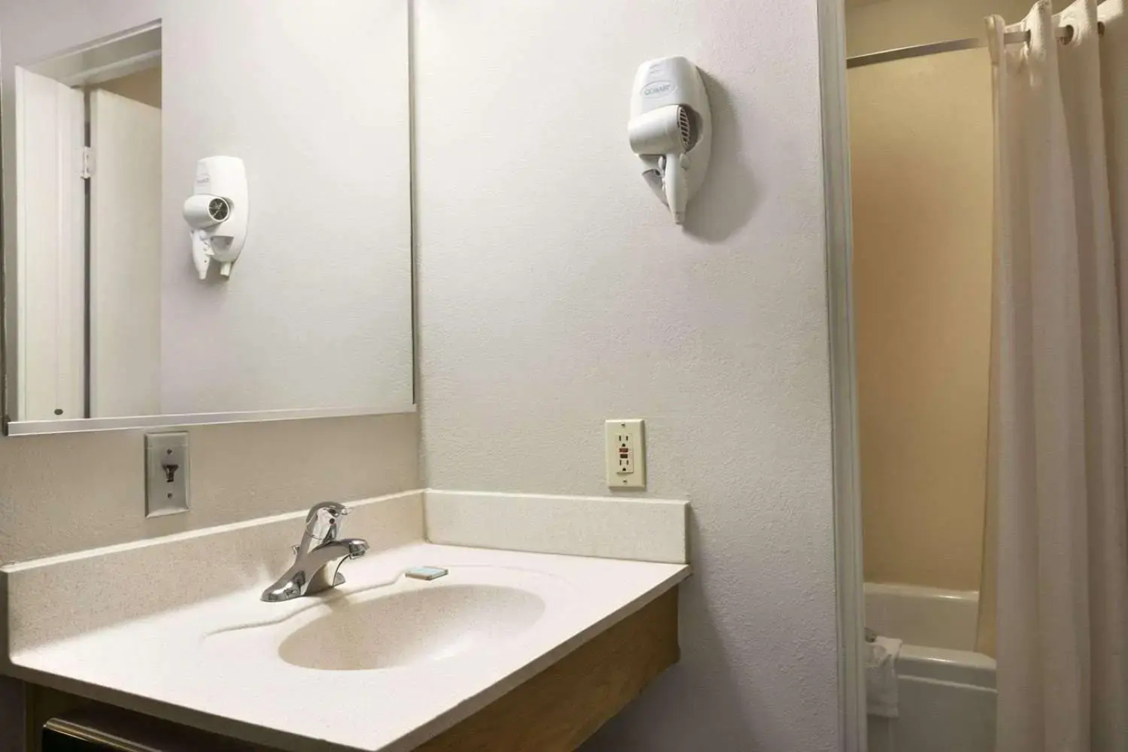 Travelodge by Wyndham Romulus Detroit Airport