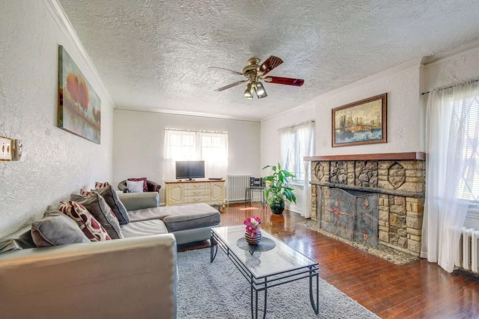 South Euclid Apt < 10 Mi to Downtown Cleveland!