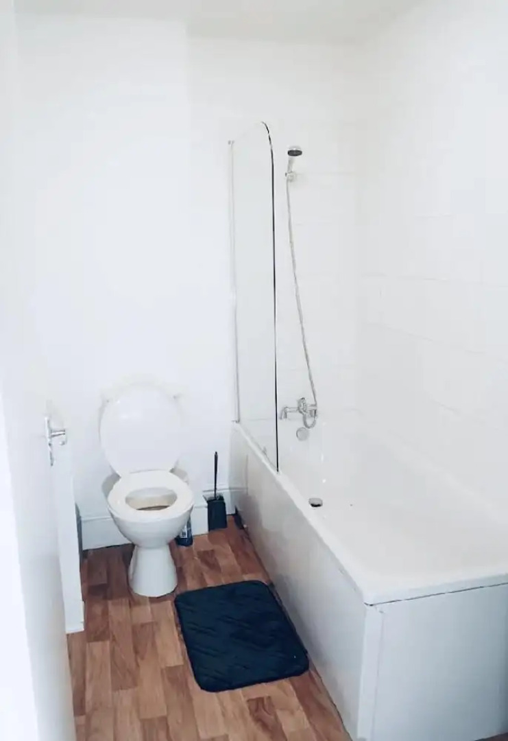 Clean, Spacious 2-bed Apartment in Brierley Hill