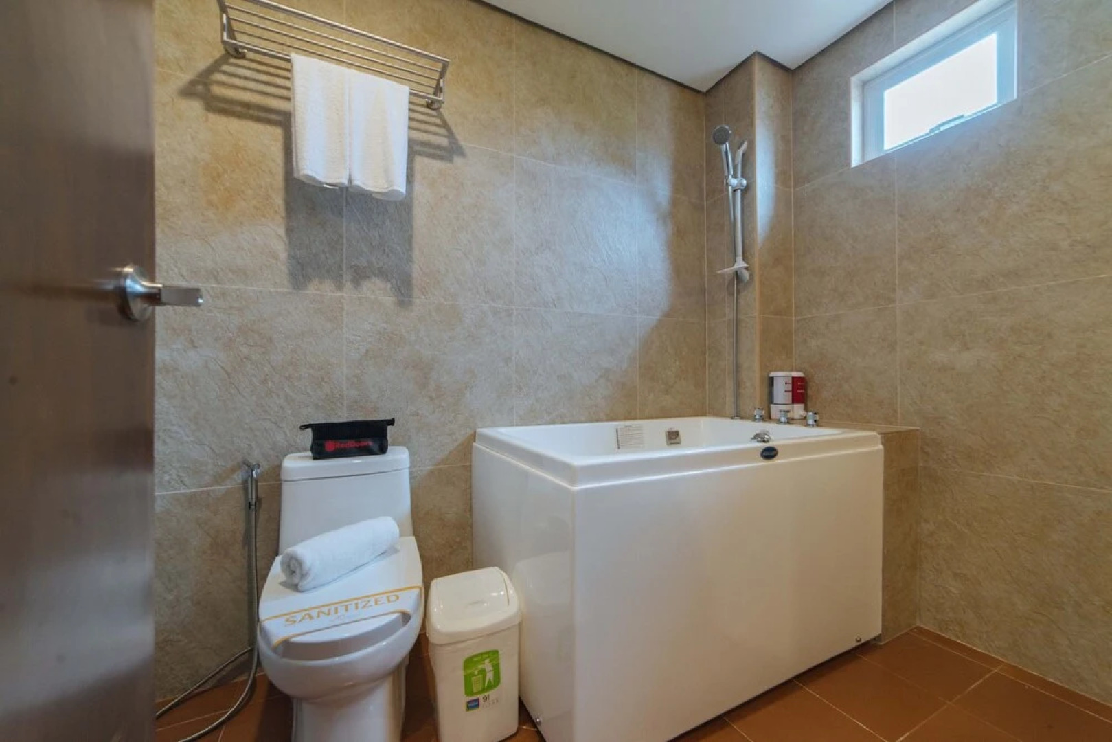 RedDoorz Premium near Health Centrum Banica