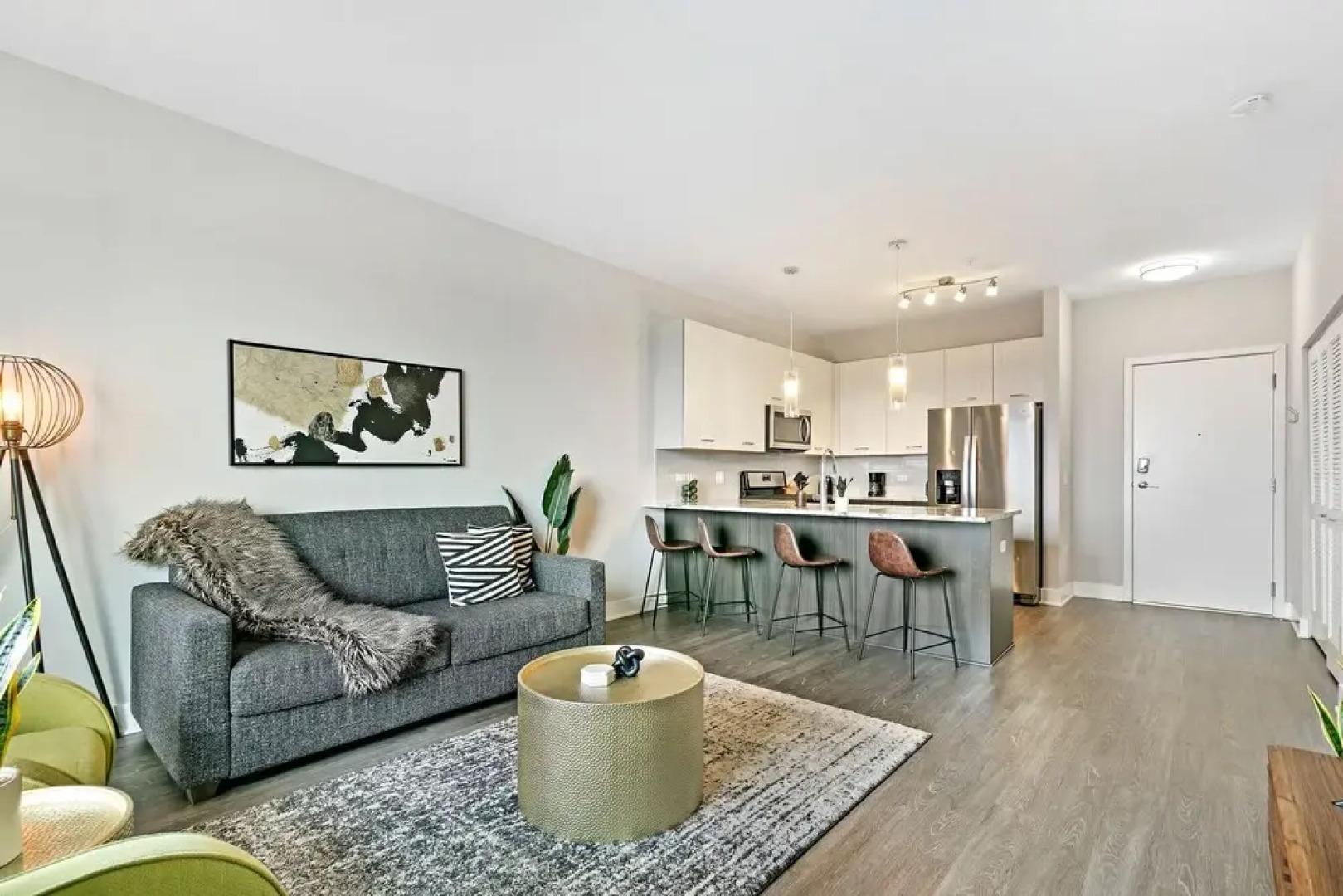 Bright Stylish 2BR Apt in Oak Brook