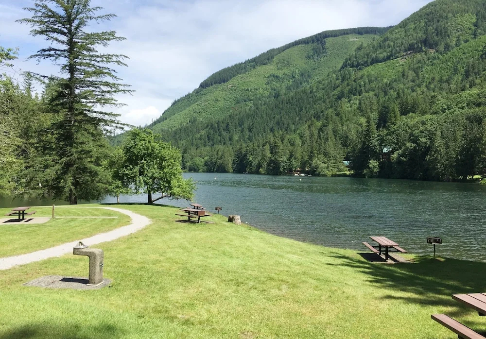 83MF - Lakeside - Hot Tub - WIFI - BBQ - Dock - Sleeps 4 NO PETS
