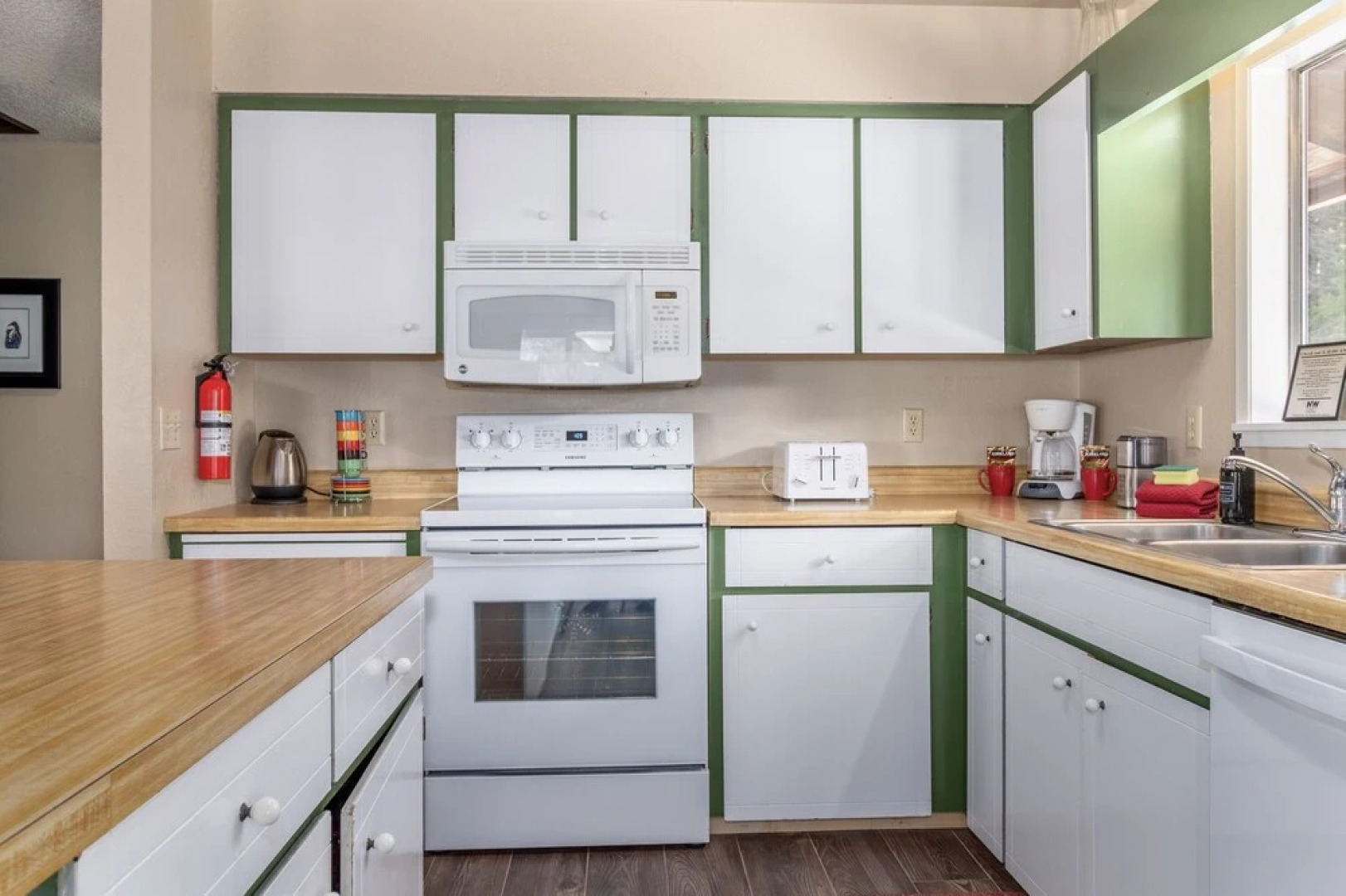 Maple Leaf Lodge 3 Bedroom Home by NW Comfy Cabins by RedAwning