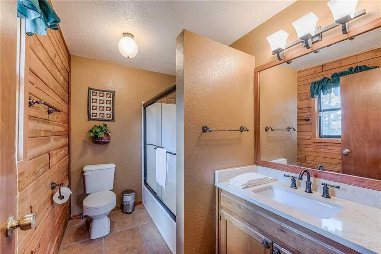 Lincoln Log Cabin - Three Bedroom Cabin with Hot Tub