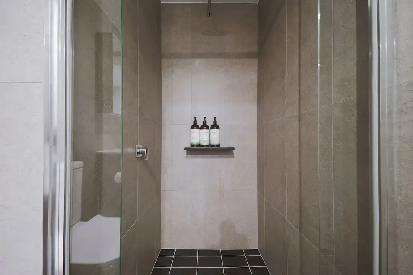 Modern apt in heart of the city