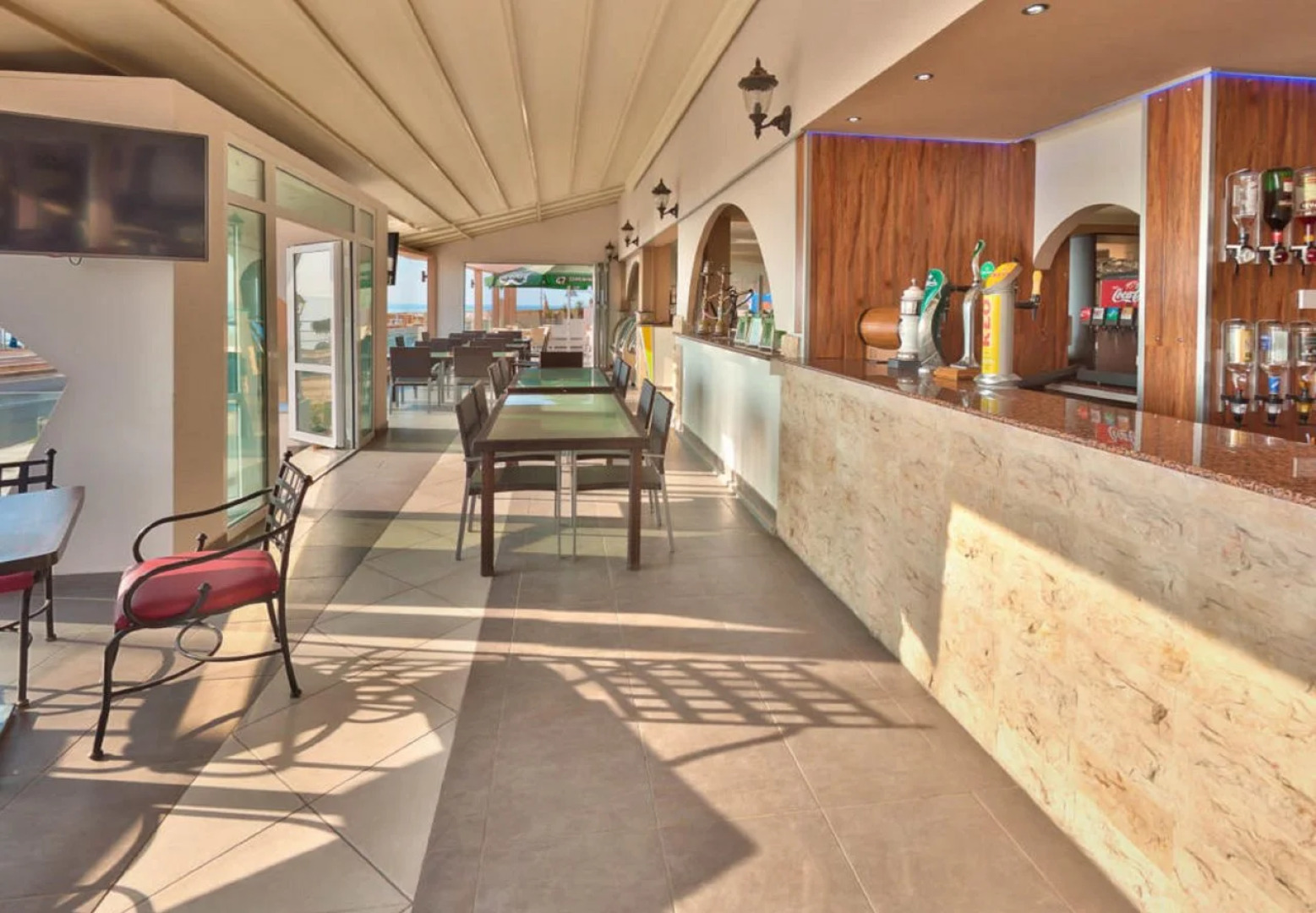 Mackenzie Beach Hotel & Apartments