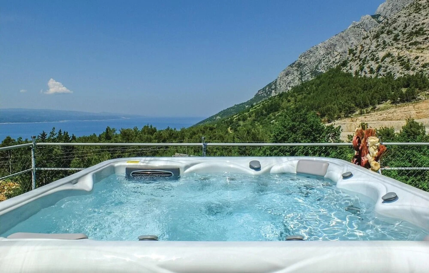 Stunning Home in Bast With 4 Bedrooms, Jacuzzi and Wifi