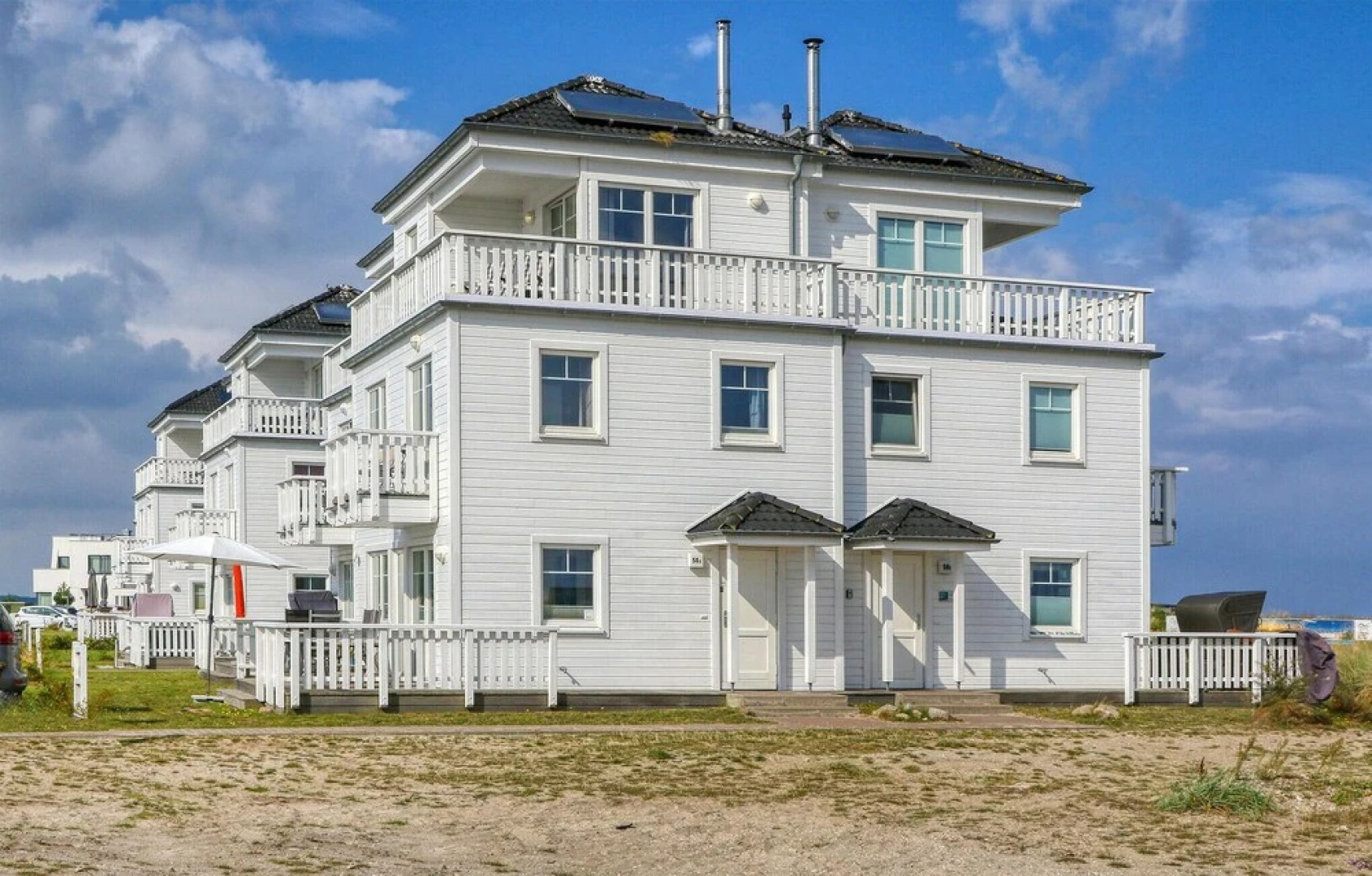 Weiße Strandvilla/56a O