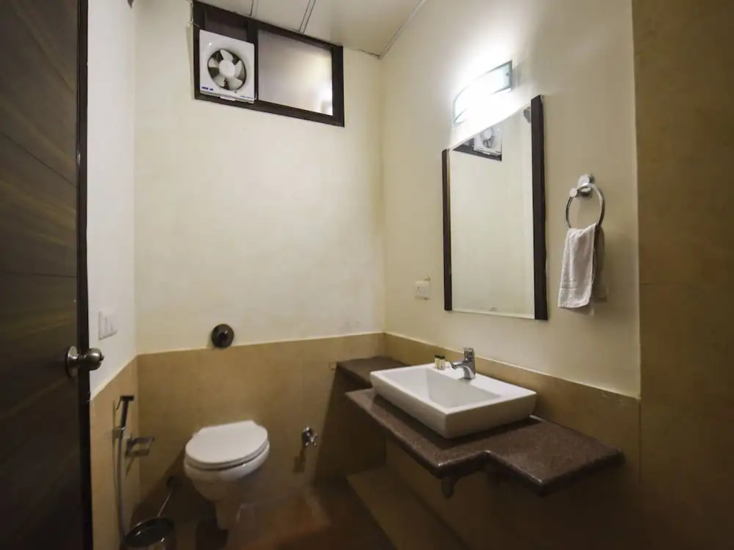 OYO 15946 Hotel Barog Villa