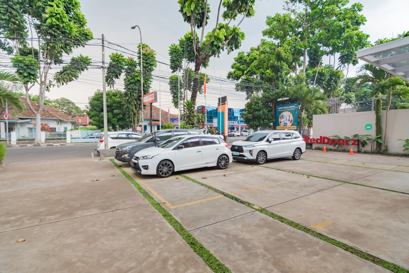 RedDoorz Plus @ Point Phila Cihampelas