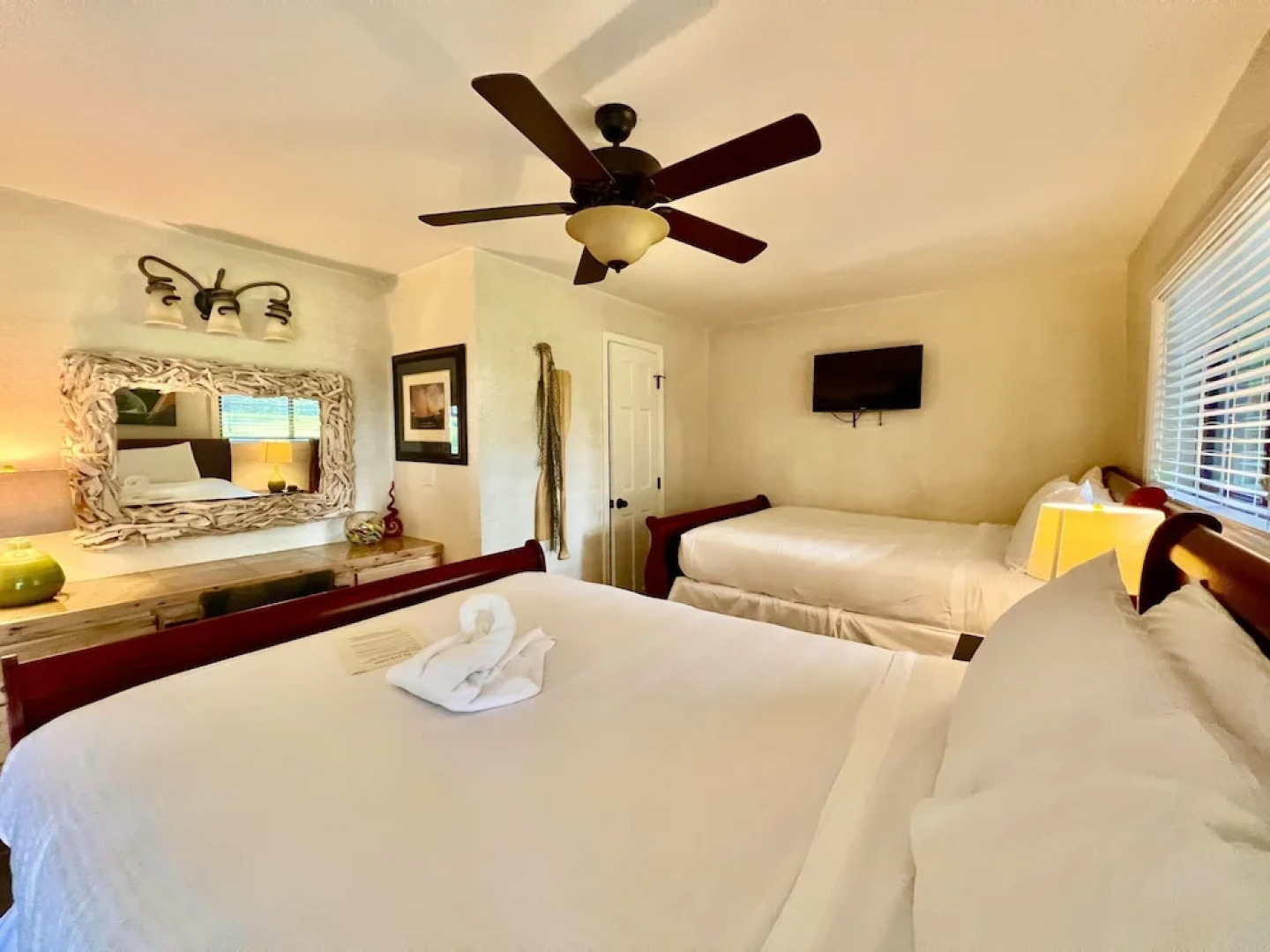 Poolside Queen Cabana with two queen beds, full kitchen and pool access overlooking Lake Ouachita. by RedAwning