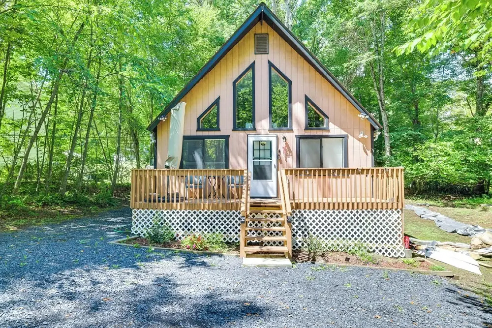 Quiet East Stroudsburg Home w/ Grill & Fireplace!