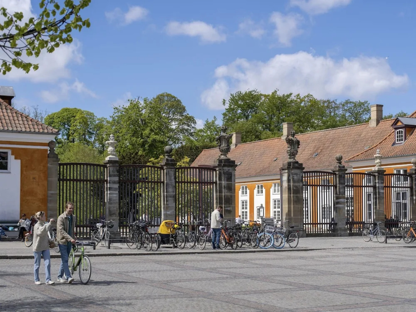 Sanders Constantin - Chic 2-bdr Apt With Balcony