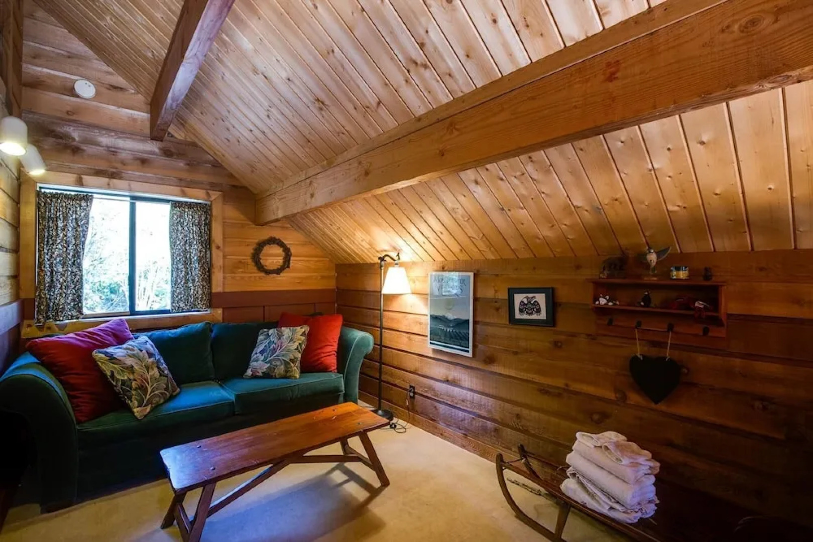 44mbr - Hot Tub- Pets Ok - Wifi - Bbq - Sleeps 8 2 Bedroom Home by RedAwning