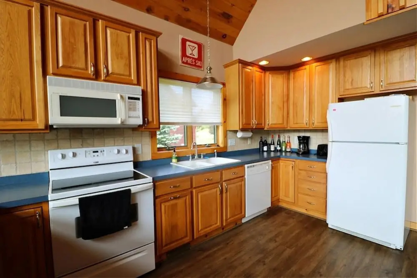 Northwood Views 4 Bedroom Chalet by Redawning