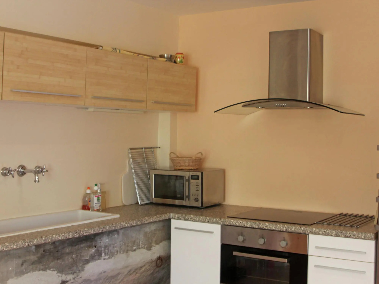 Lovely Country Cottage in Valreas with Swimming Pool