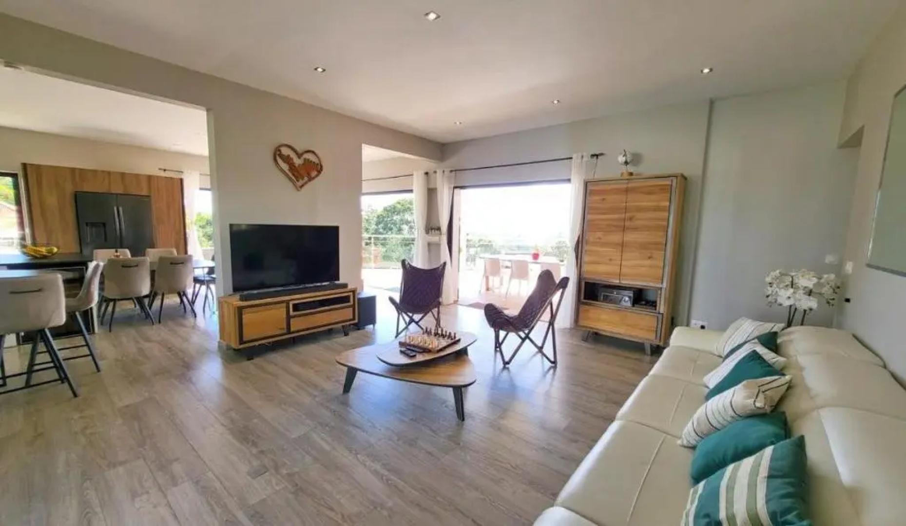 Villa de luxe avec piscine, vue mer et montagne.