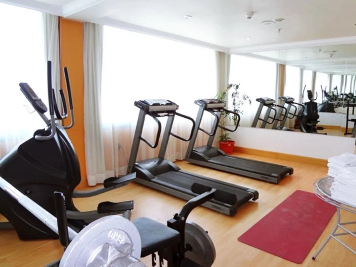 Corniche Hotel & Suites