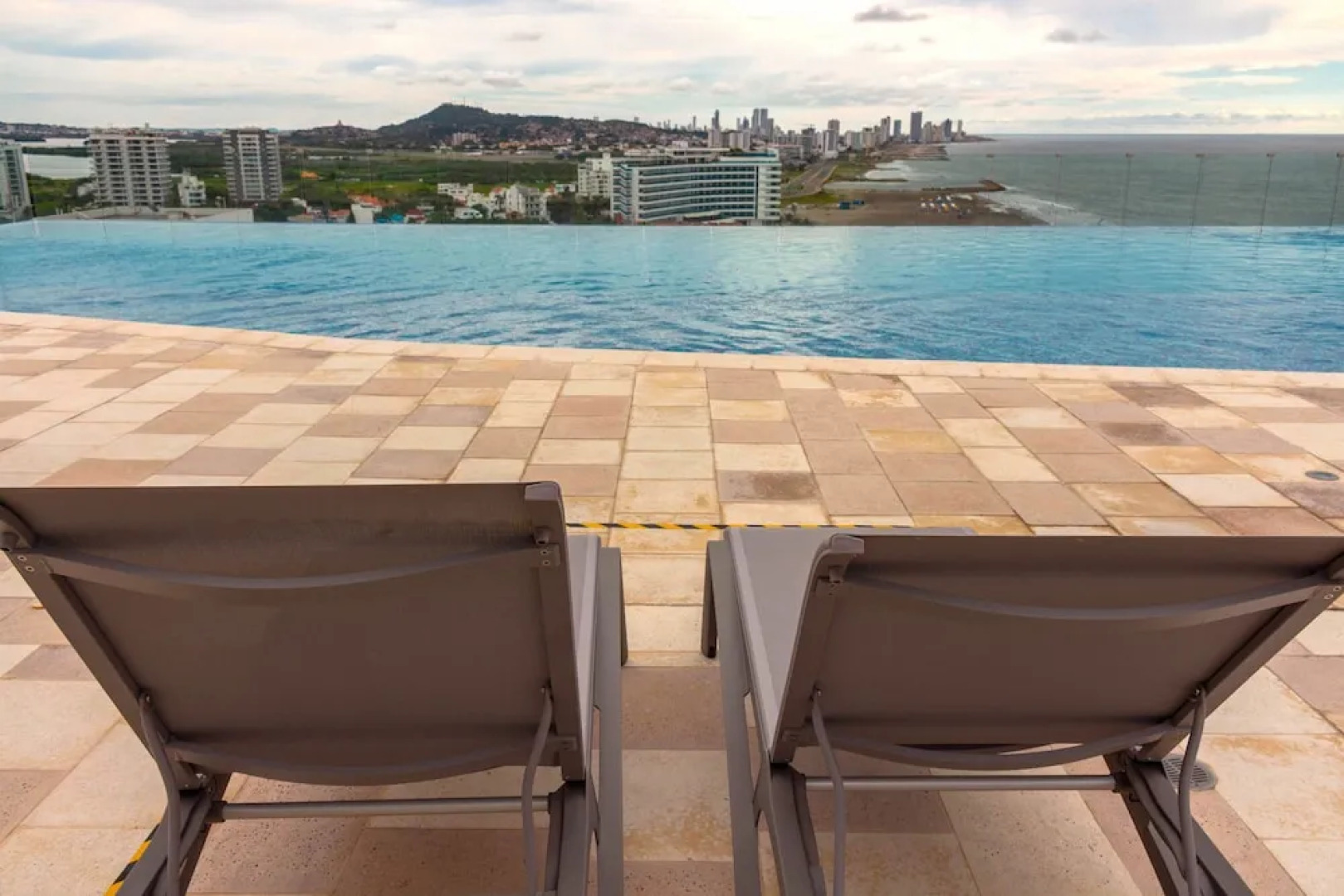 Moderno Edificio Sobre la Playa - Luxury