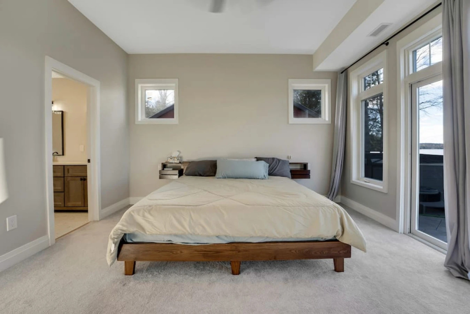 Luxury Cottage overlooking Wollaston Lake-Hot tub