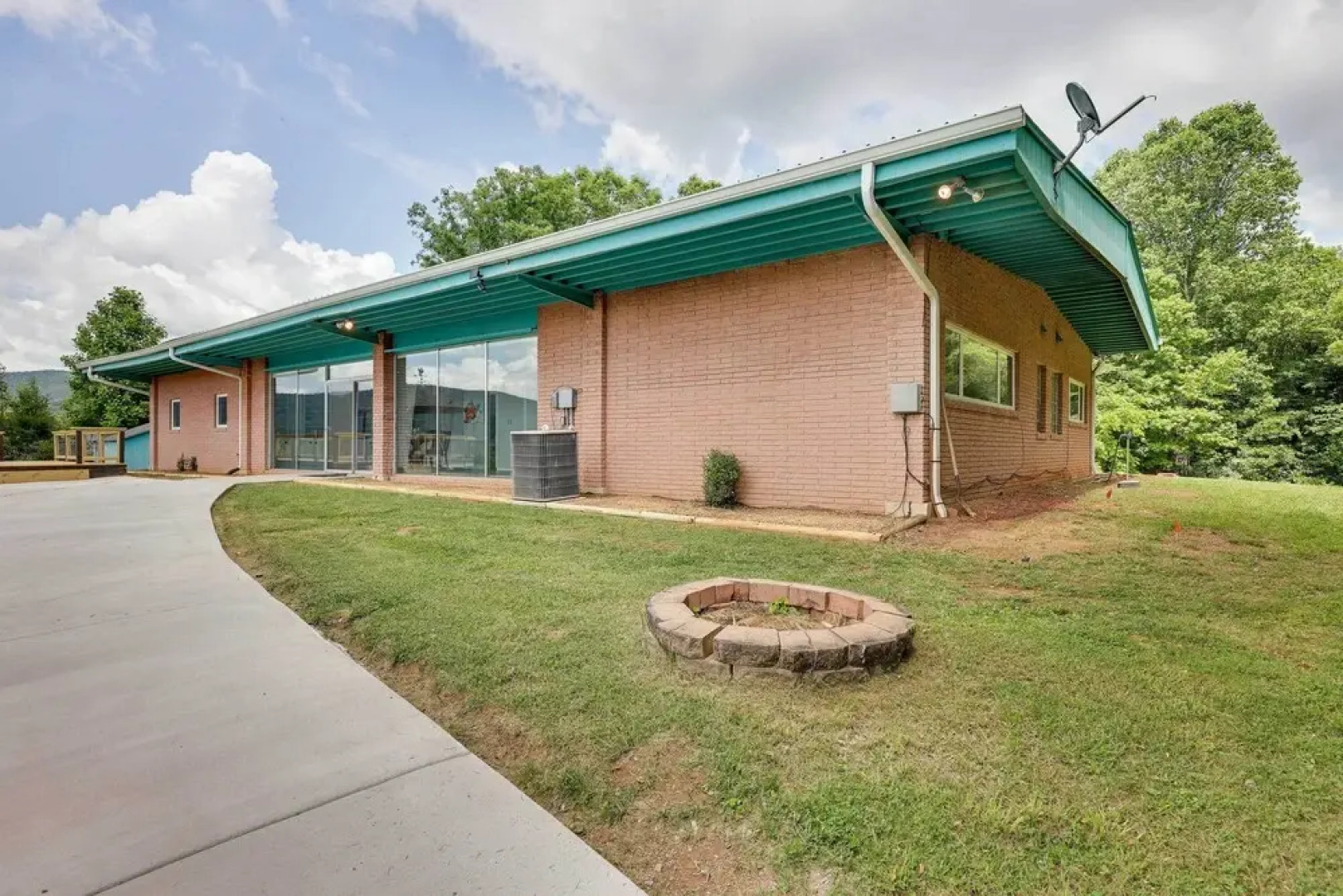 Private Saltwater Pool: Mtn-view Copperhill Home