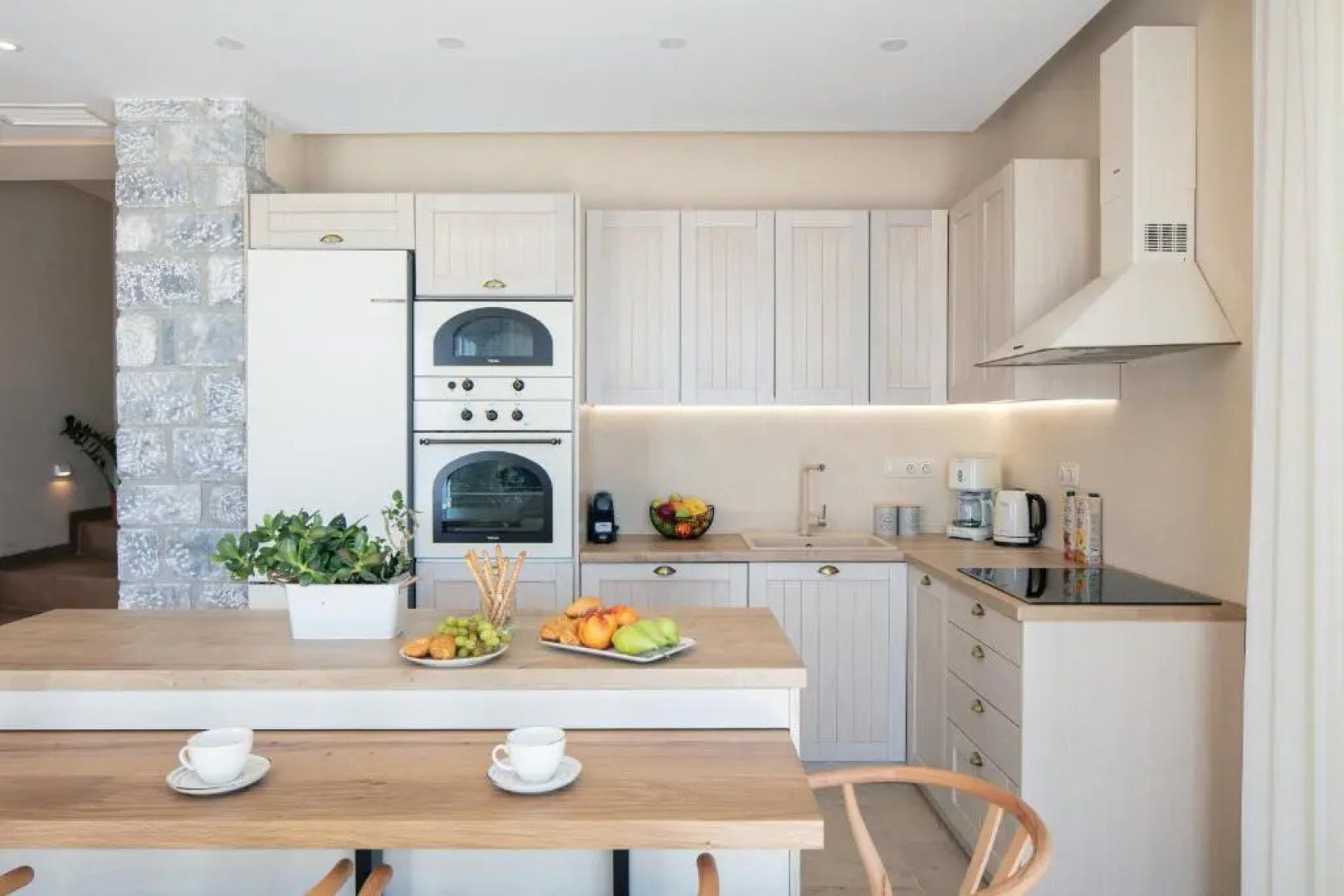 Seafront luxury villa with infinity pool & devine views!