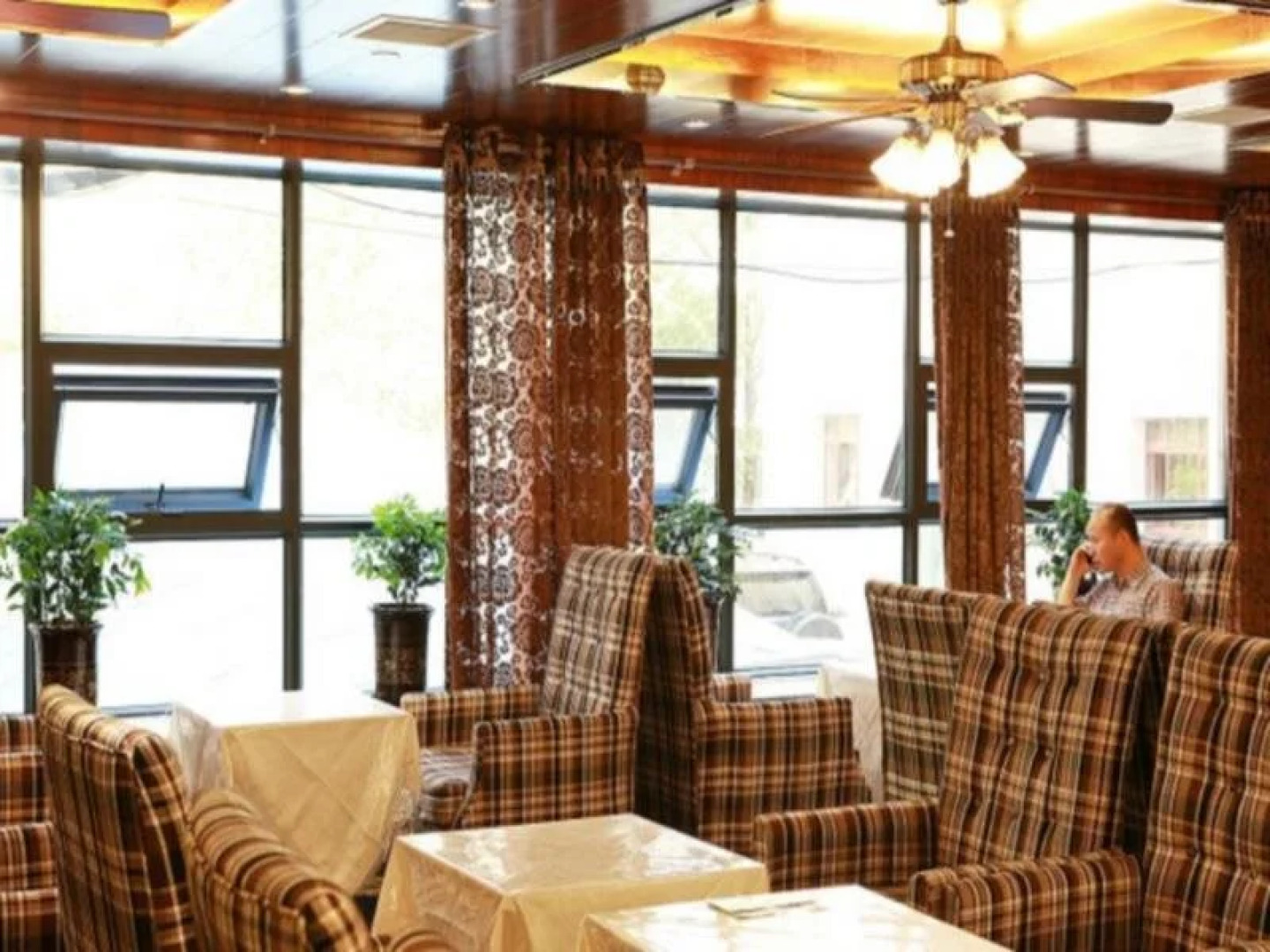 Yi Jia Ming Ren Hotel