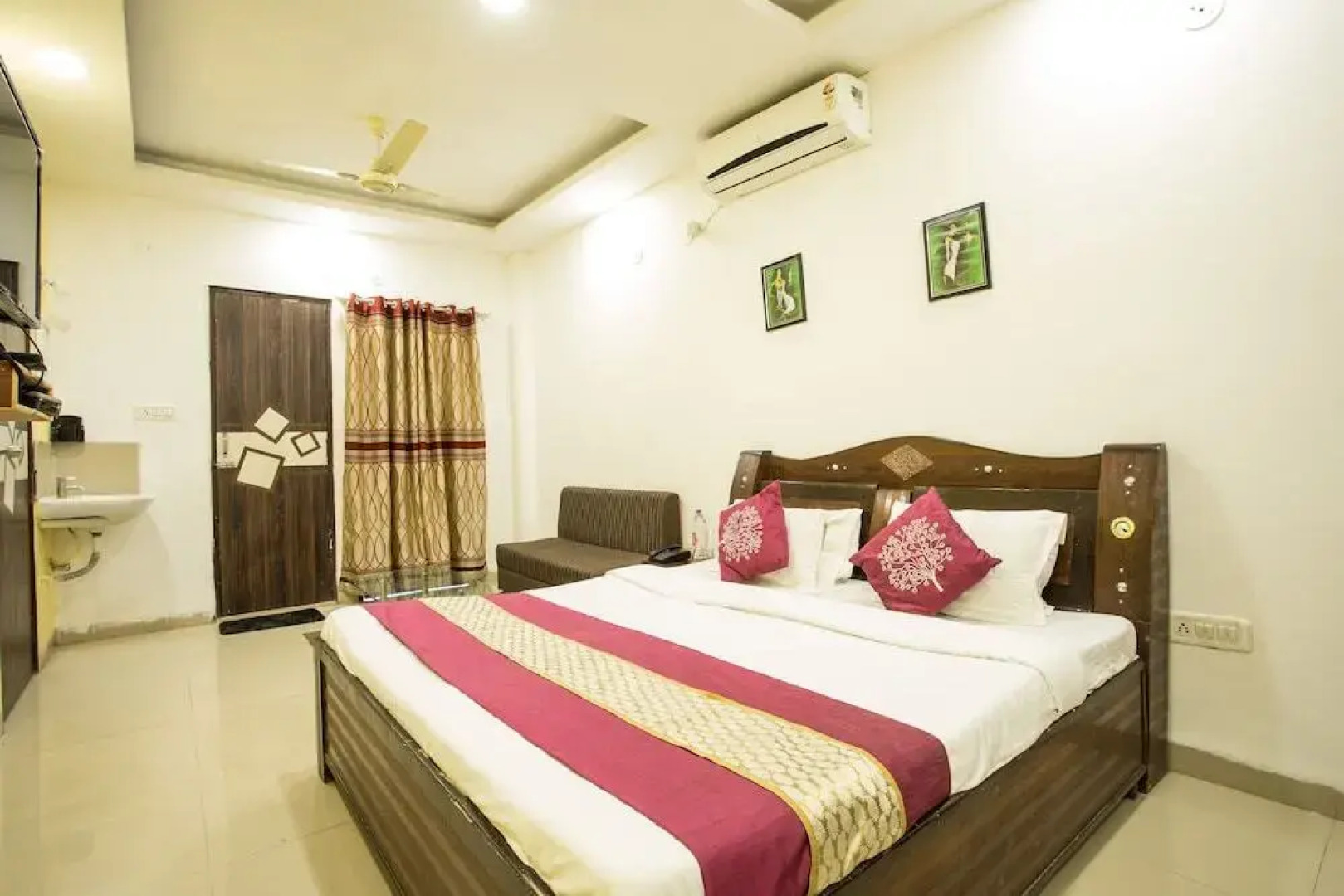 Hotel New Luxury Royale By OYO Rooms