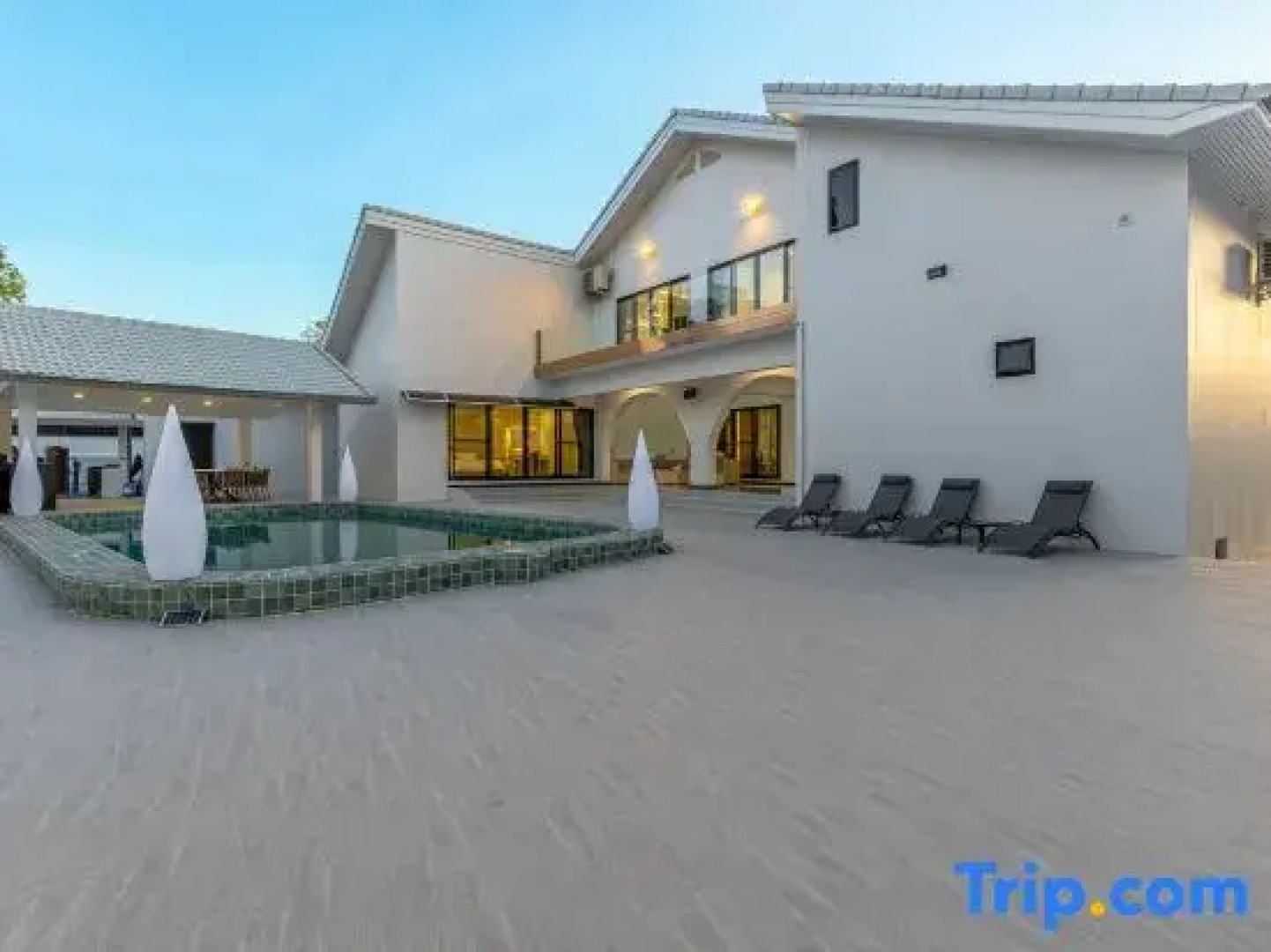 Pattaya Grand Villa 6 Bedroom 8 Bath (Private Pool, KTV, Sauna, Fitness Area)