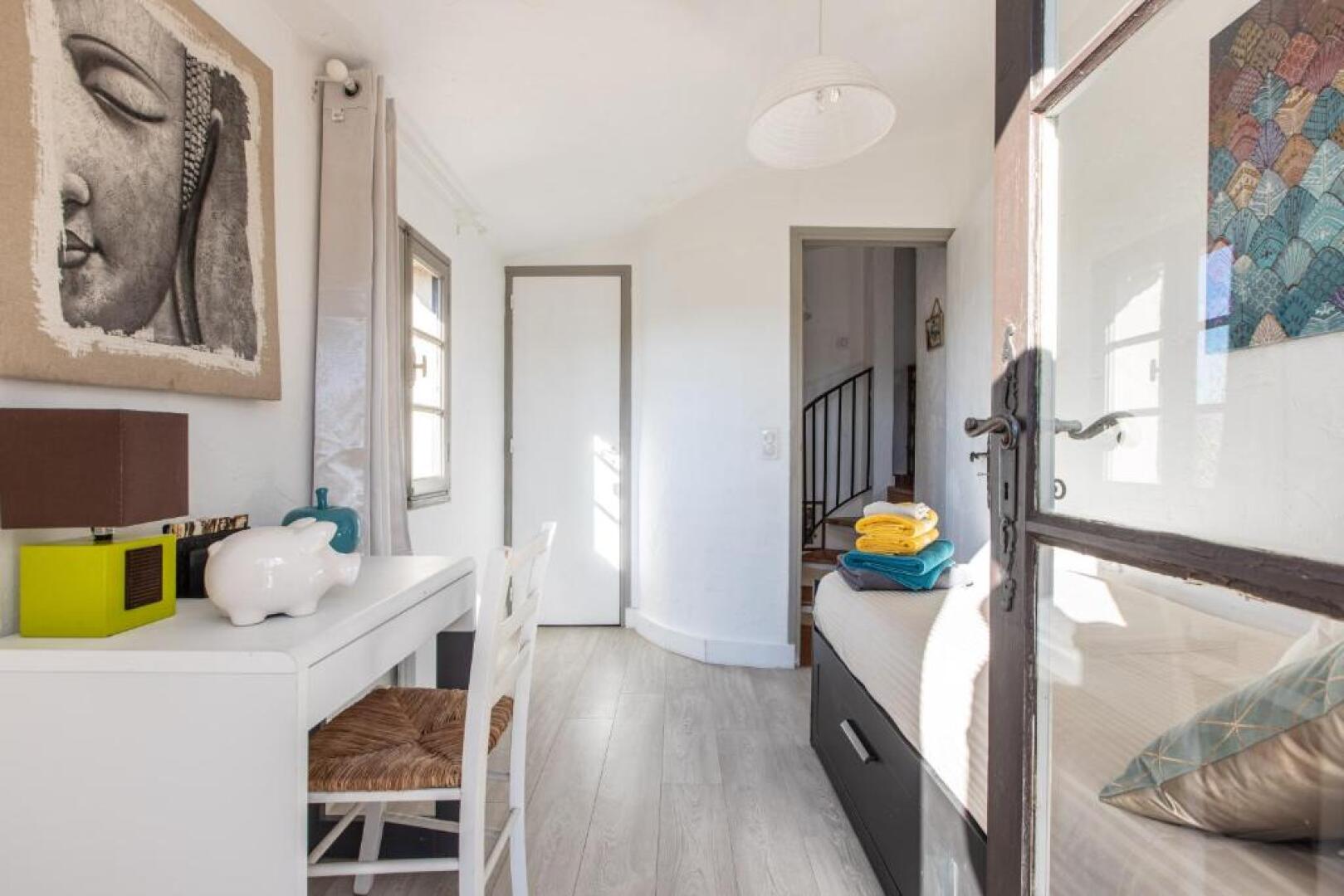 Charming Little Bucolic House 5-Min From City