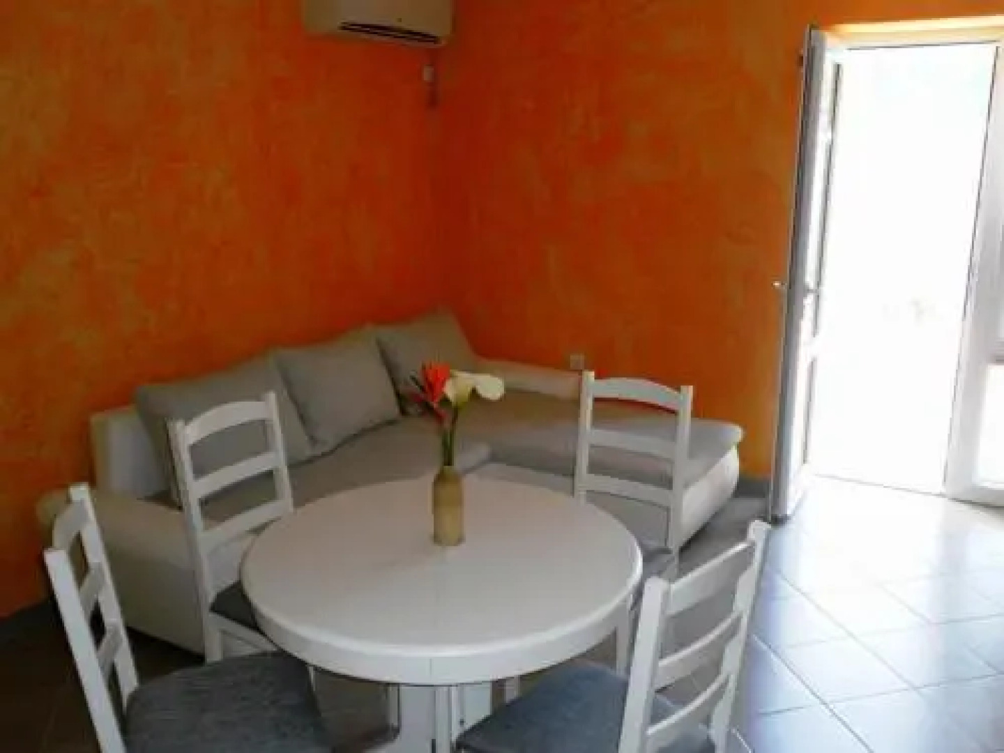 Sunny Port Apartment & Rooms