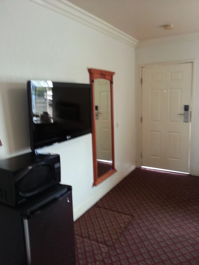 Walls Motel Long Beach