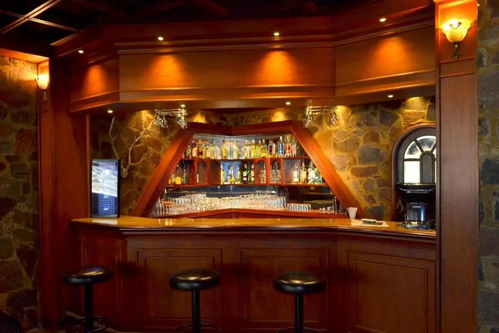 KYNROCK Airport Hotel