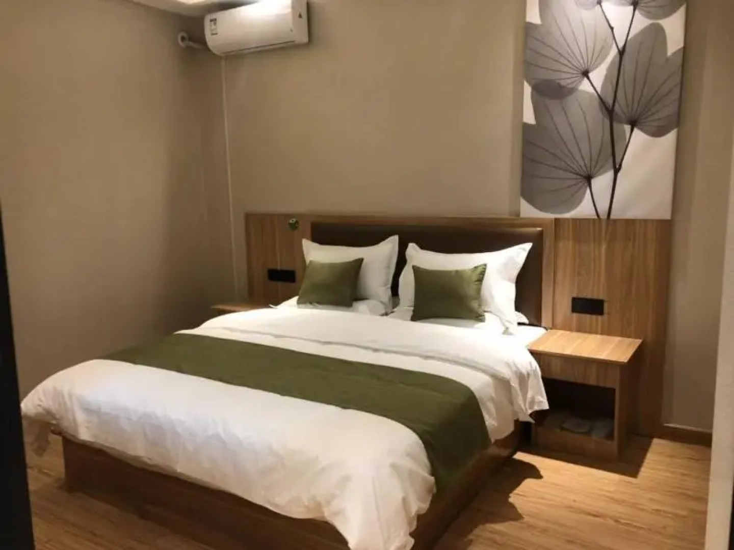 Green Tree Inn Express Xinjiang Hami Railway Station