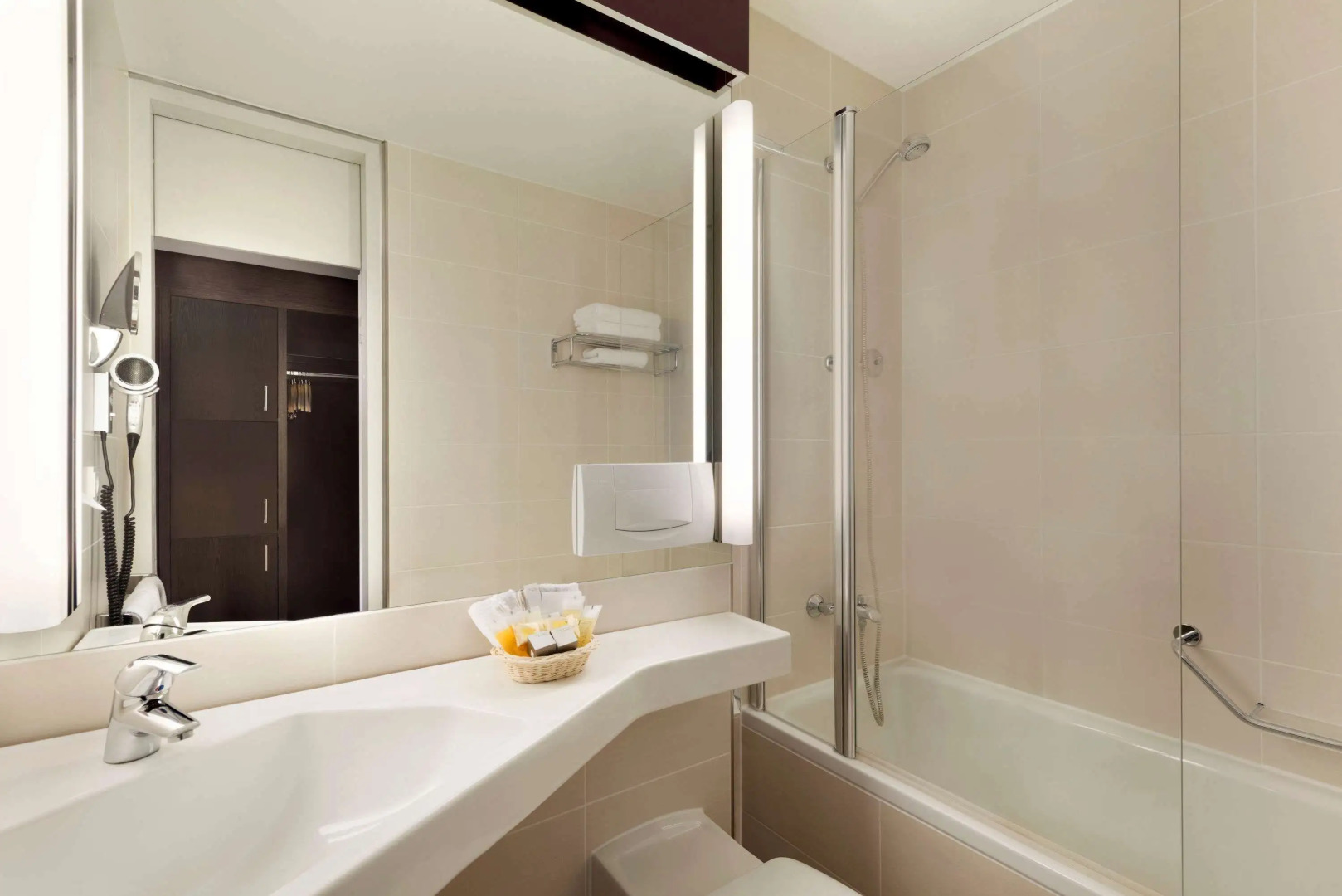 Отель Ramada by Wyndham Nuernberg Parkhotel