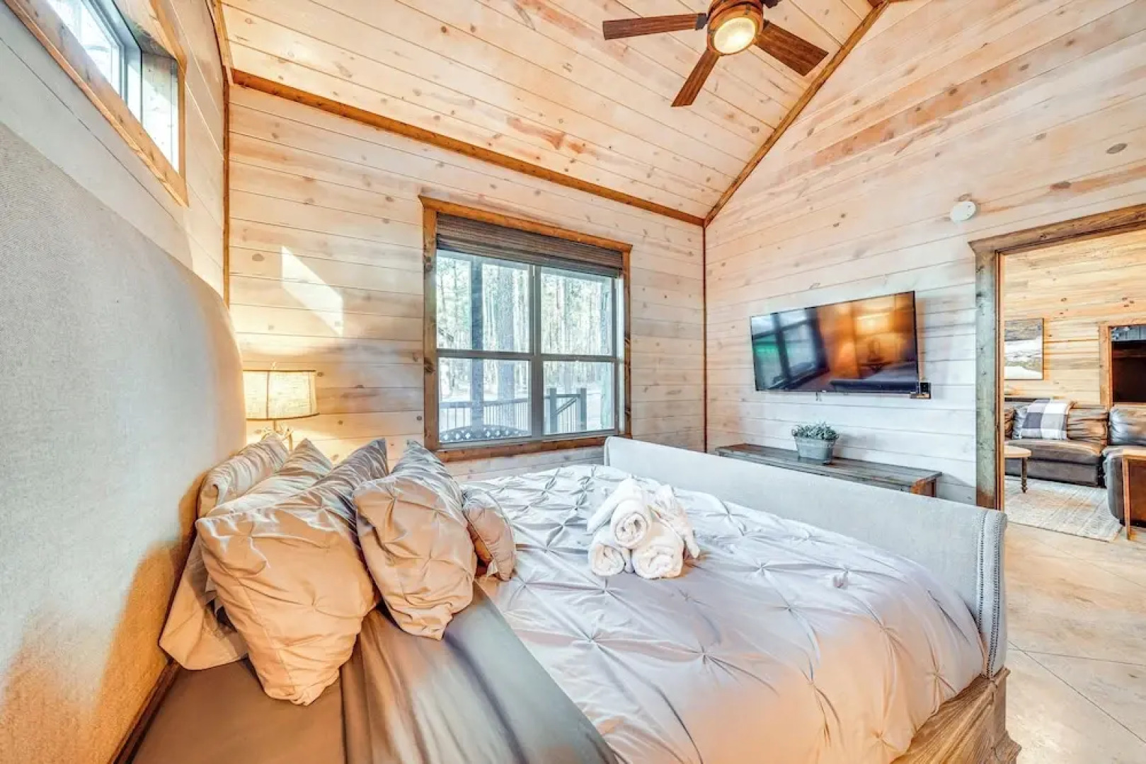 Hot Tub & Game Room: Spacious Cabin in Broken Bow!