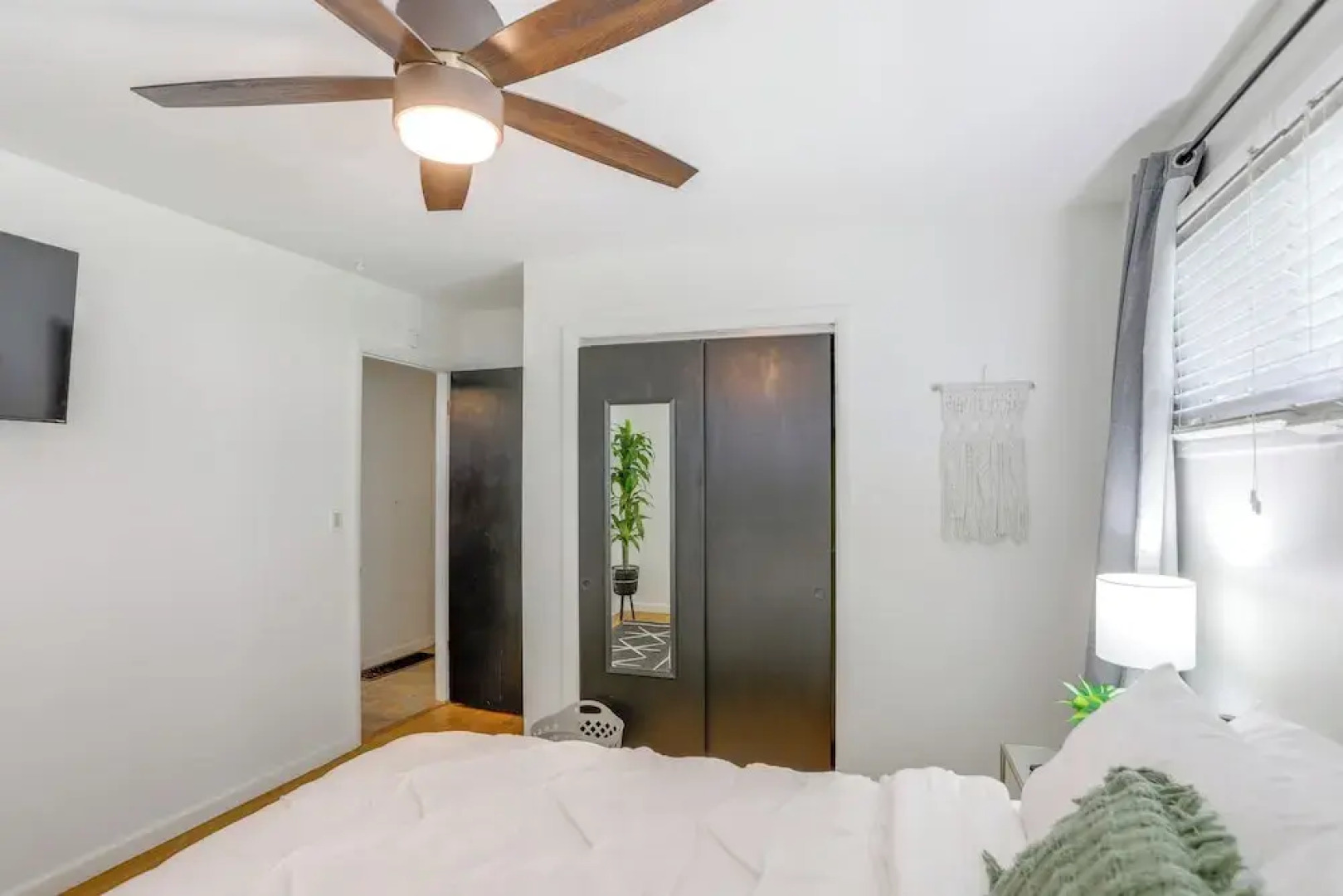 Steps to Lake Erie! Cedar Point Home Base w/ Deck