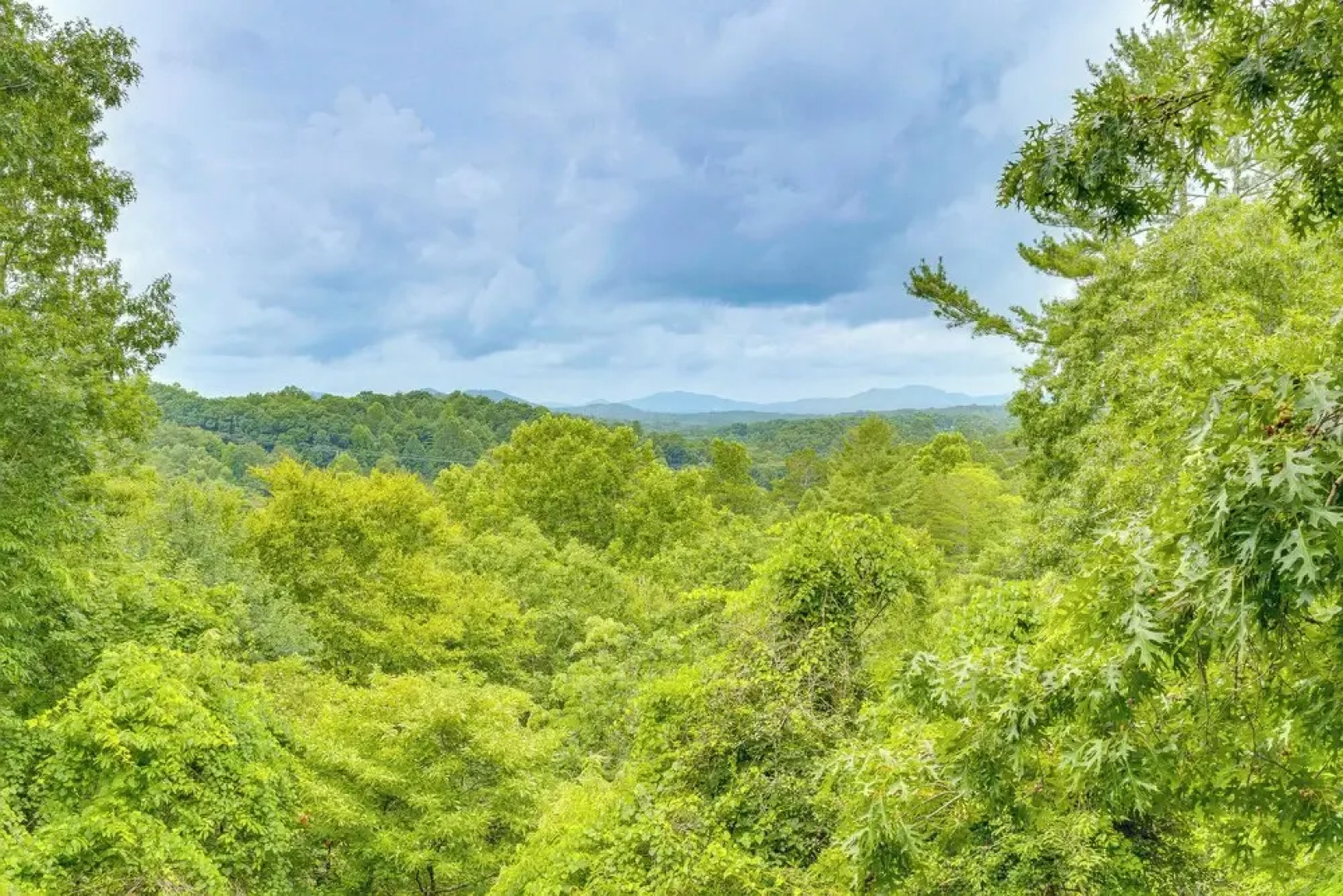 Cozy Murphy Cabin Retreat: Hot Tub & Mtn Views!