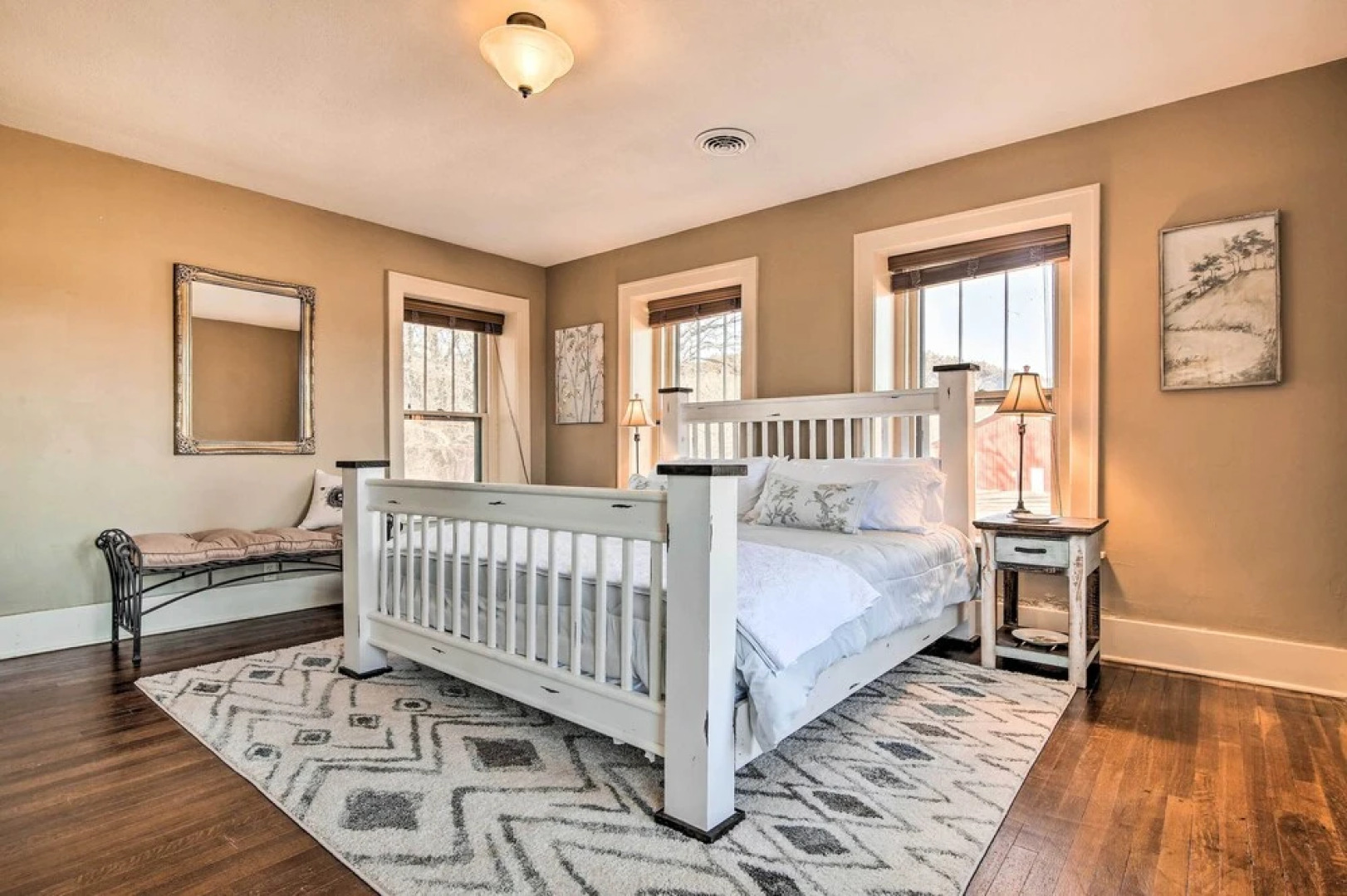 Pet-friendly Home: Grill & Fire Pit in Manhattan