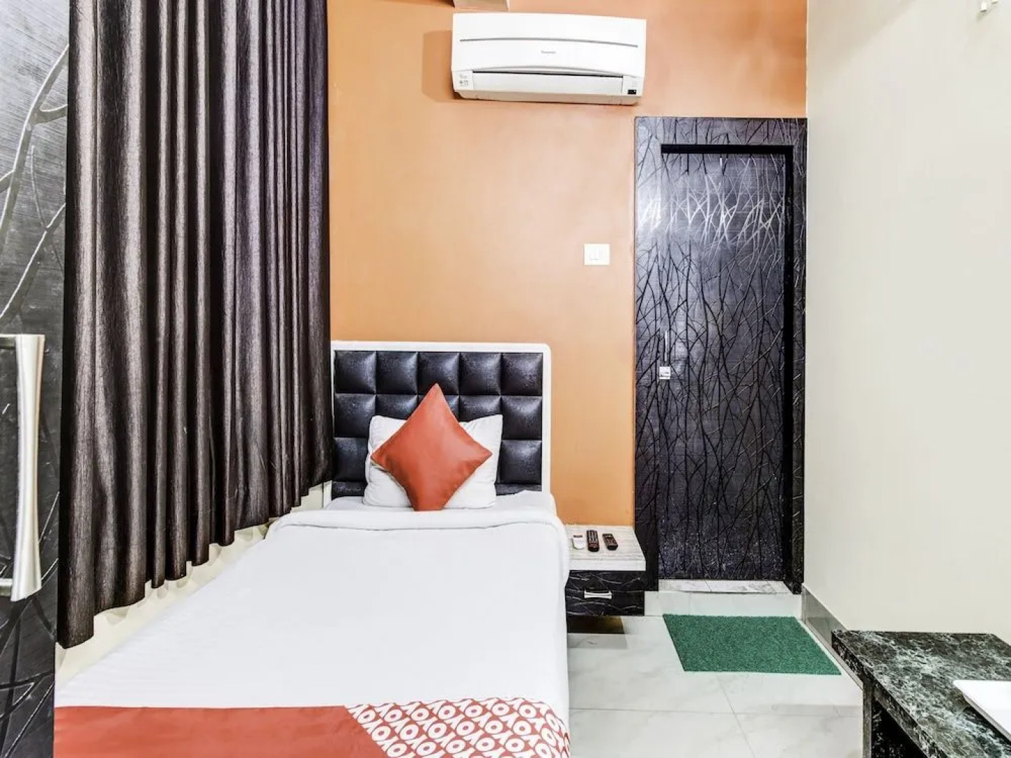 OYO 27698 Hotel Navneet Residency