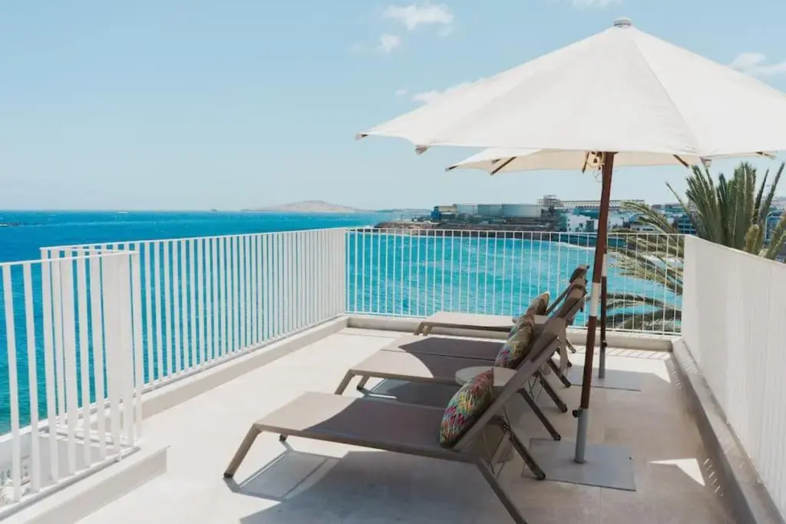 CASA ESPERANZA *Family Home Over the Sea*