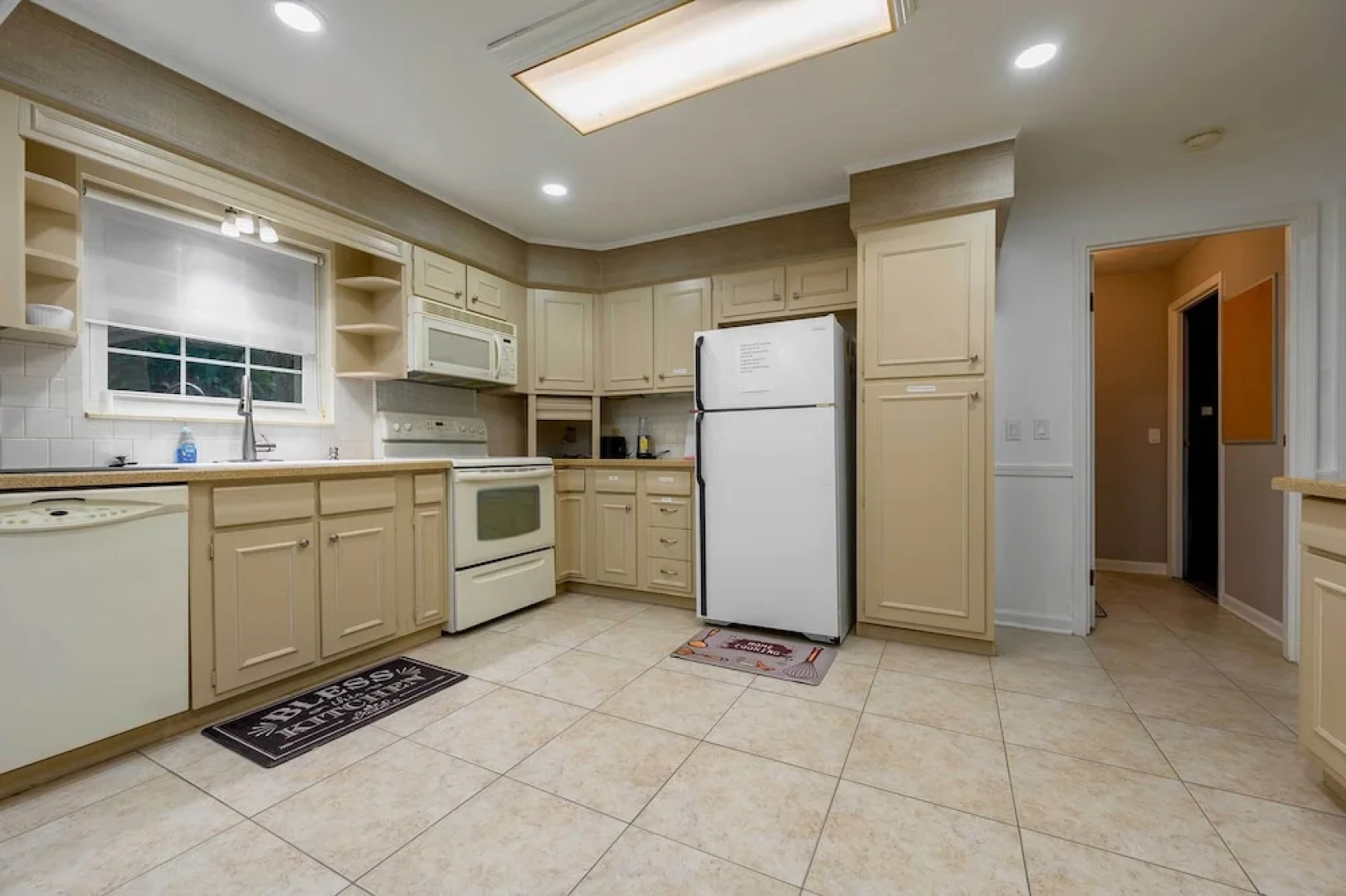 Pool & Game Room: Spacious Brandon Home