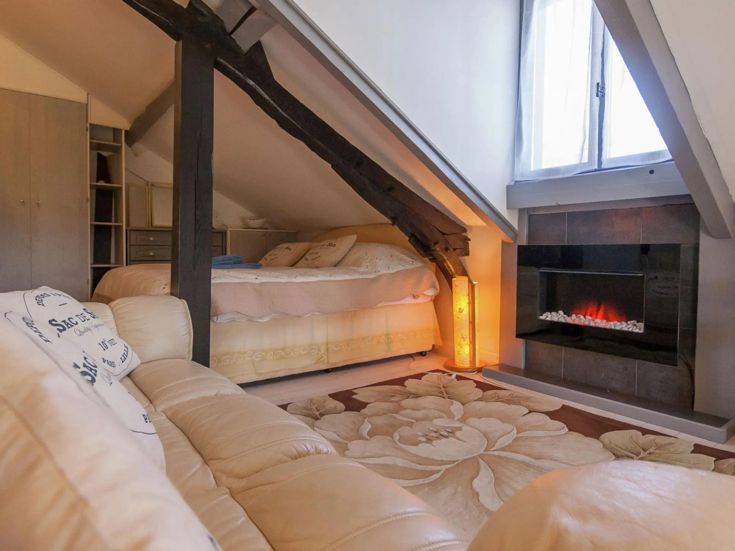 Elegant Holiday Home in Coubjours with heated pool and sauna