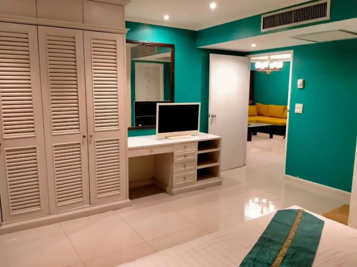 Апартаменты Omni Tower Direct Rooms Sukhumvit Soi 4