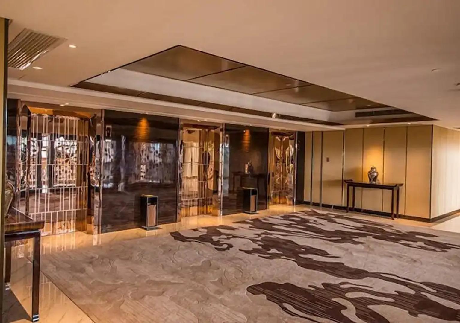 Luan Suntone Plaza Hotel