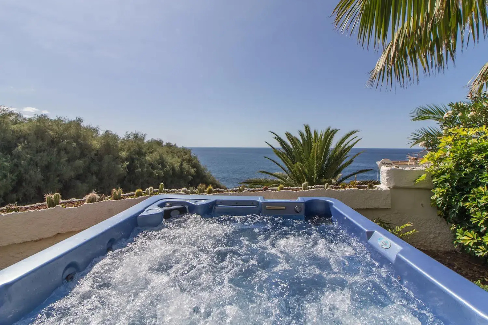 Villa in protected space in front of the sea