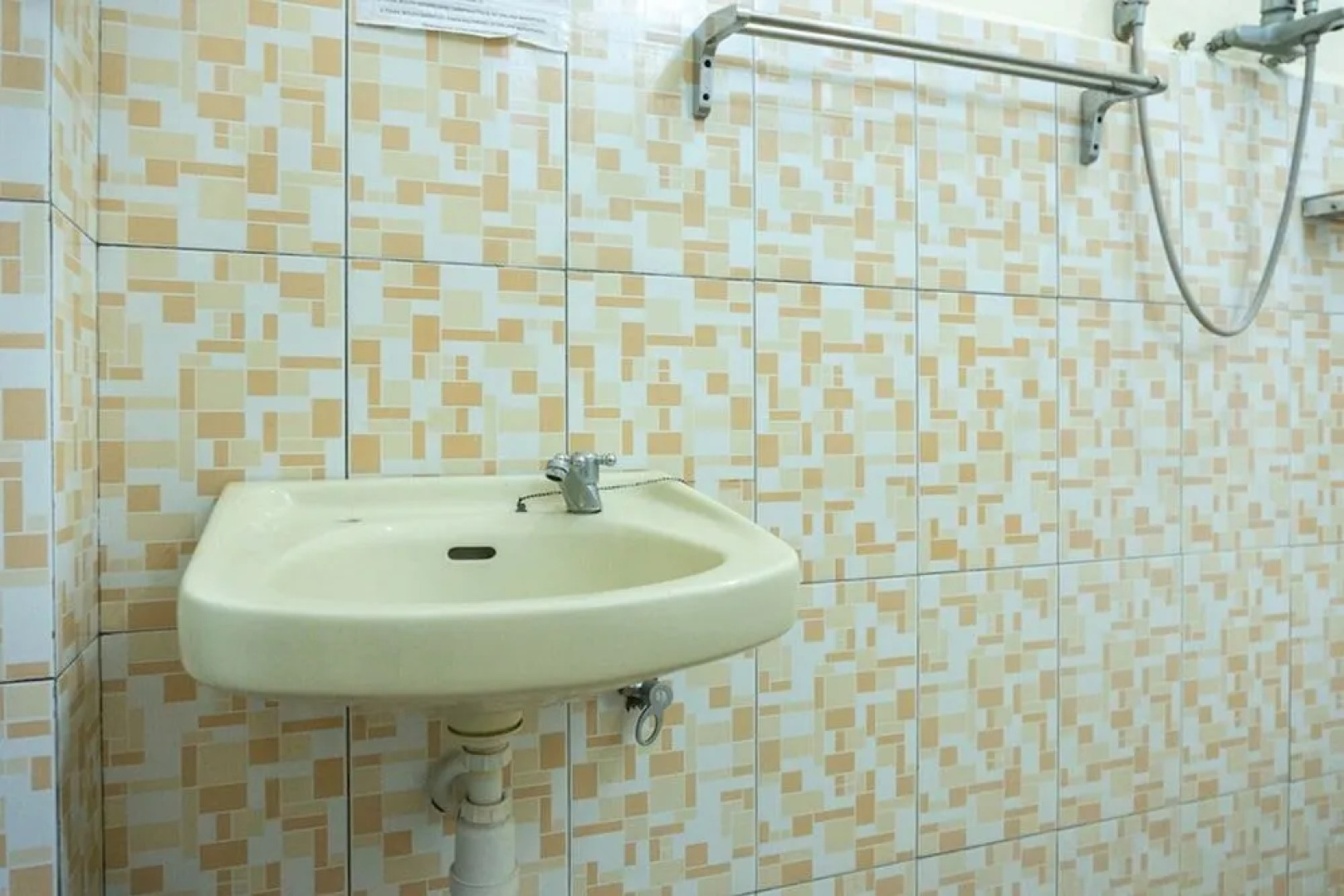 RedDoorz near H. Hasan Aroeboesman Airport